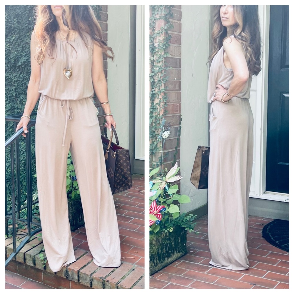 ✨LAST ONE✨Fabulous wide leg sleeveless jumpsuit with pockets - Picture 2 of 5